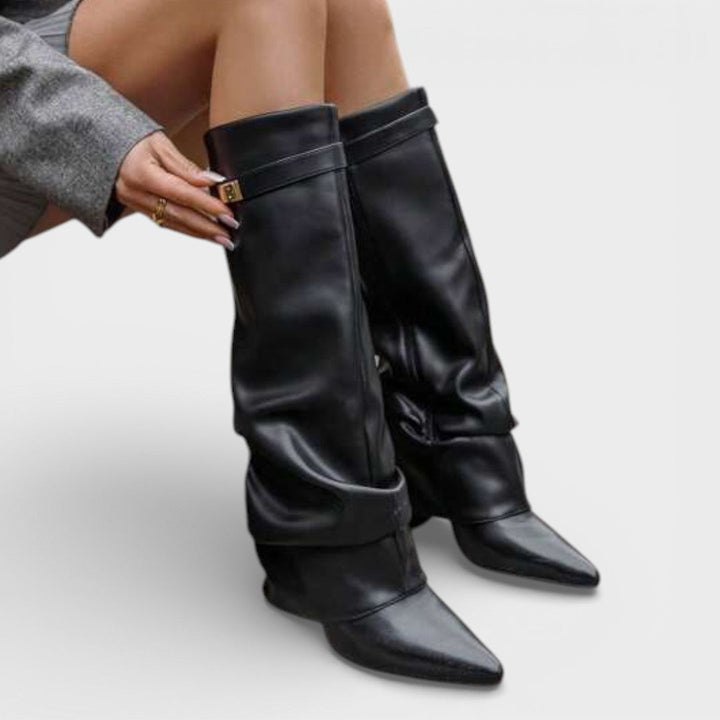 Bottes femme hautes froncées, bout pointu, talon bas, avec boucle.