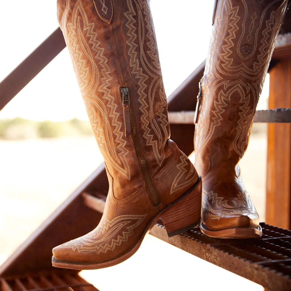 Bottes cowboy femme brodées, bout pointu, talon cubain et tirette latérale.