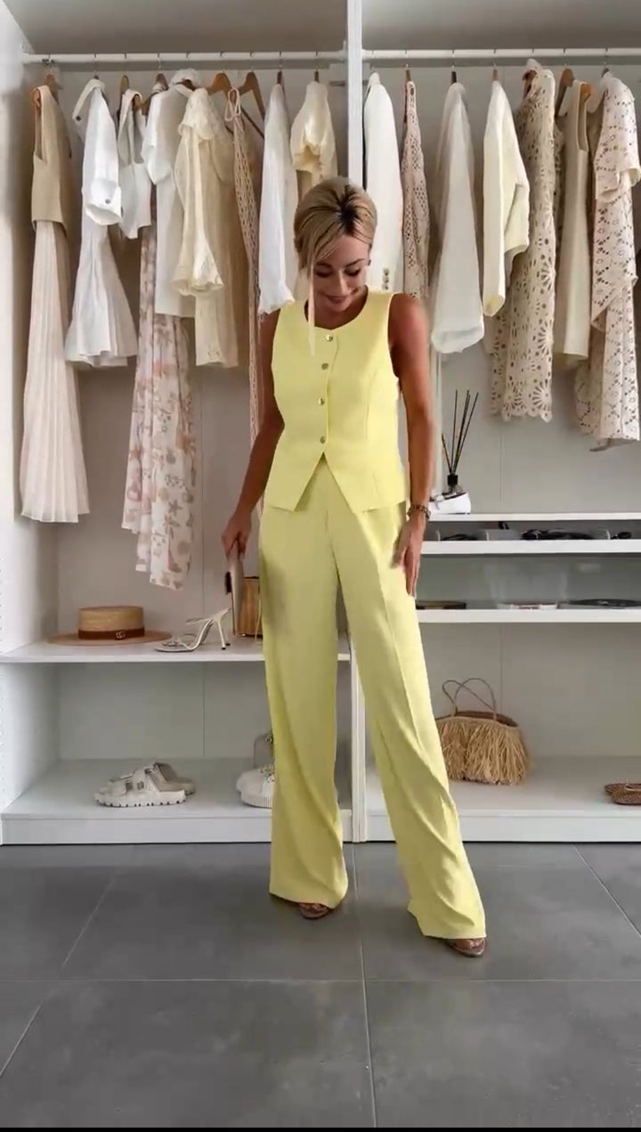 Janet – Chic Matching Set Women with Dressy Blouse and Wide-Leg Trousers