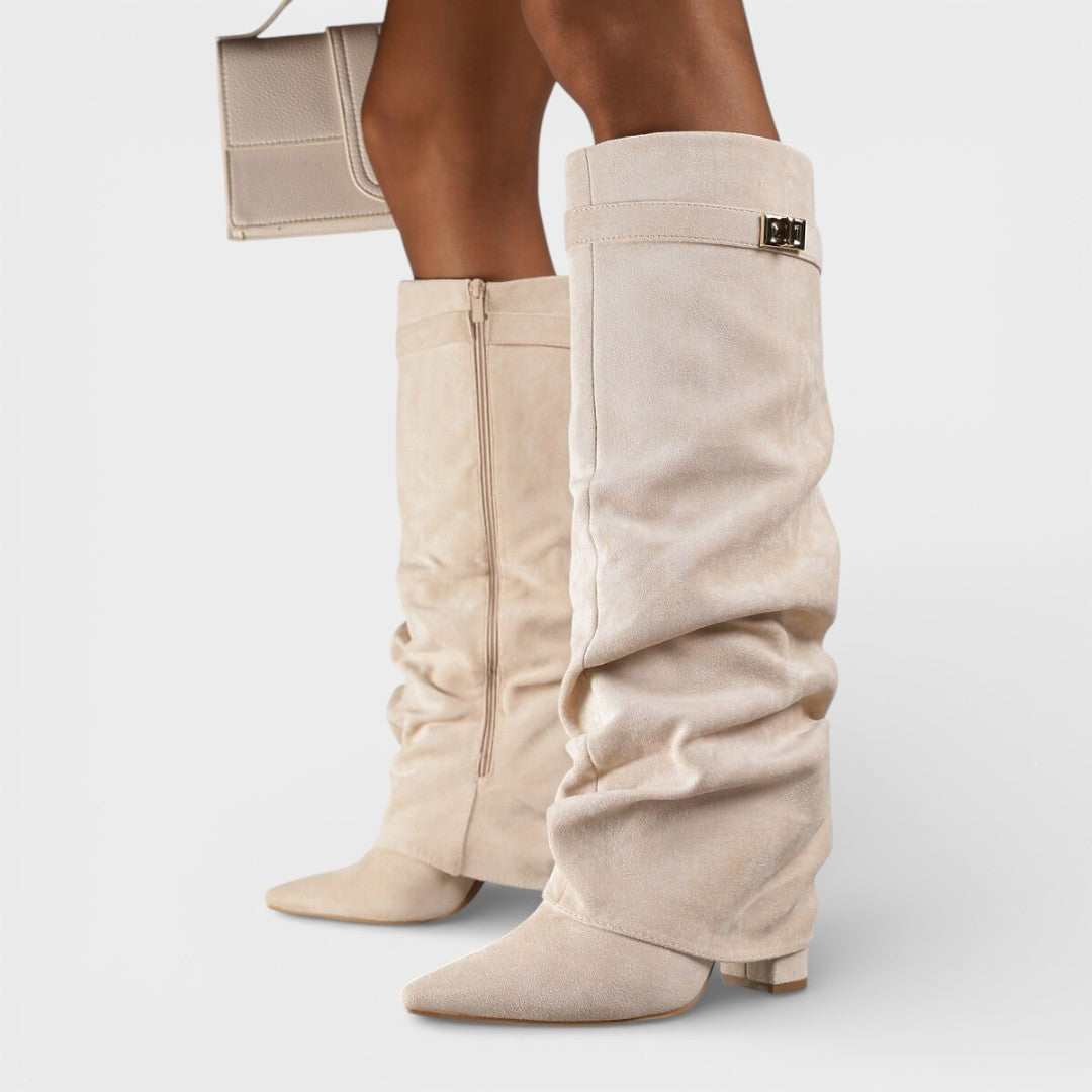 Bottes femme hautes, bout pointu, froncées, talon bas et boucle.