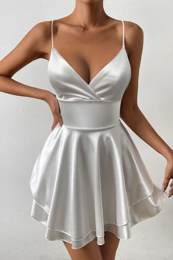 Klaudia | Glänzendes Satin-Minikleid mit offenem Rücken und Falten im Skater-Stil 0