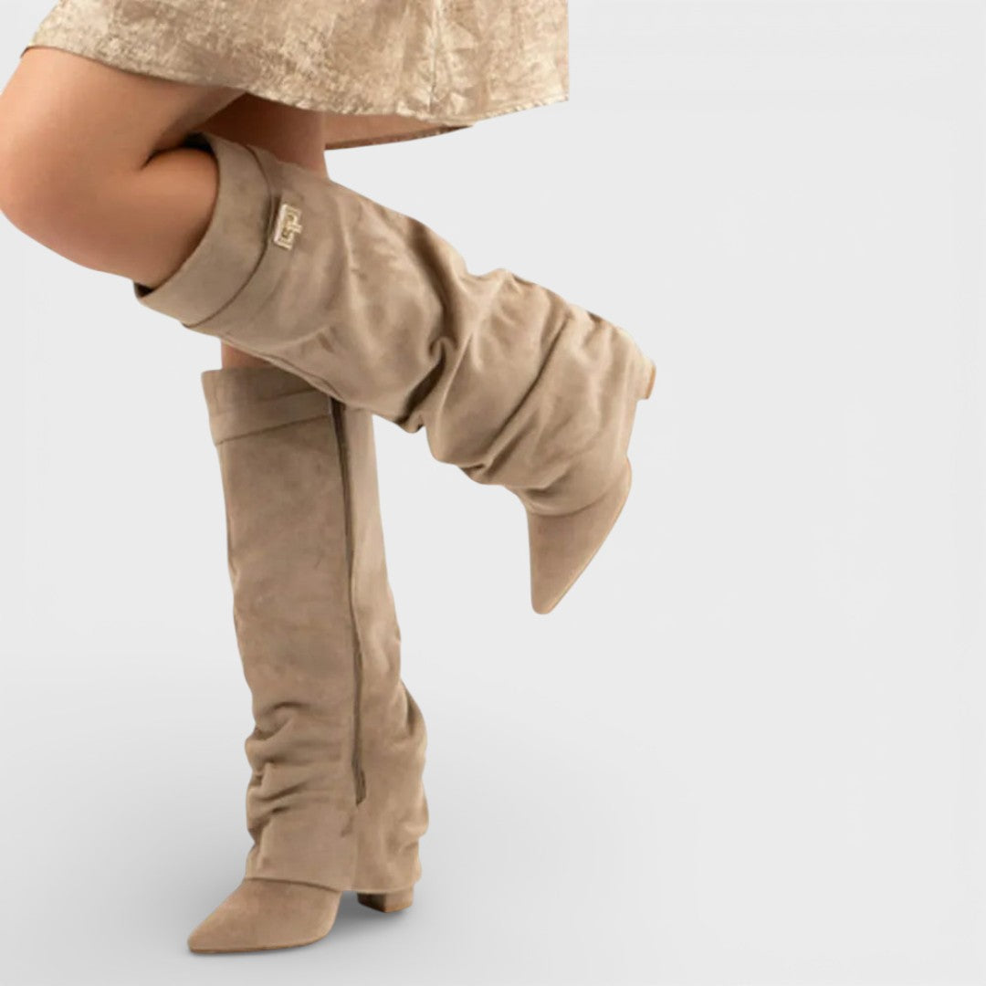 Bottes hautes froncées. Bout pointu, talon bas, boucle latérale.