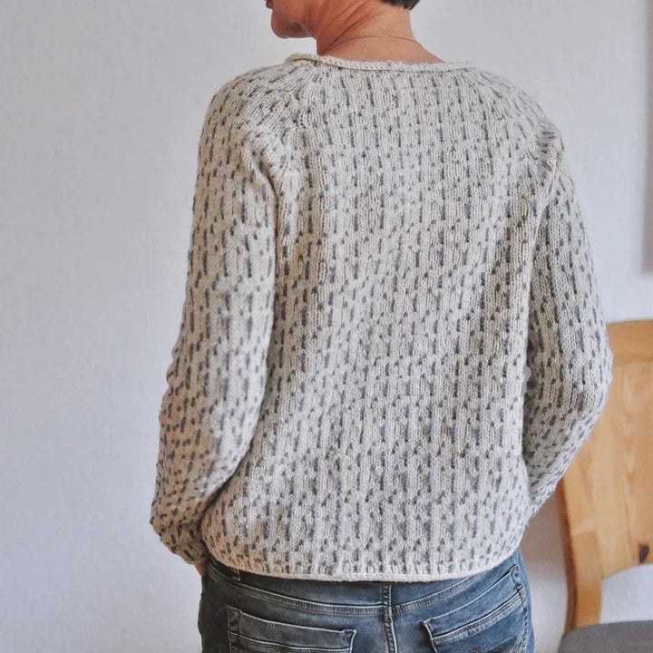 Victoria | Eleganter Grauer Pullover mit U-Boot-Ausschnitt 4
