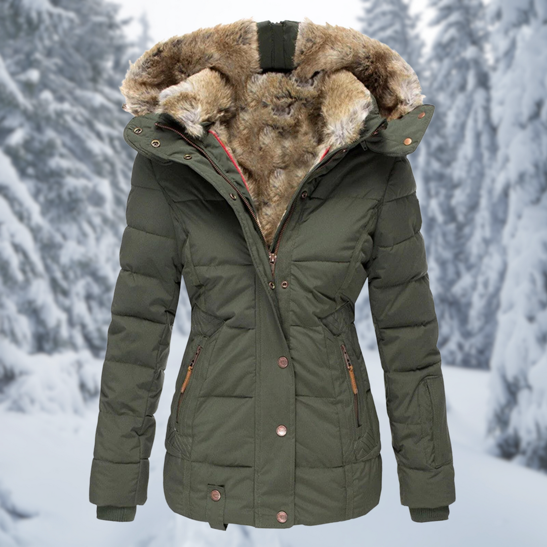 Elegante grün winterjacke vor einem verschneiten hintergrund