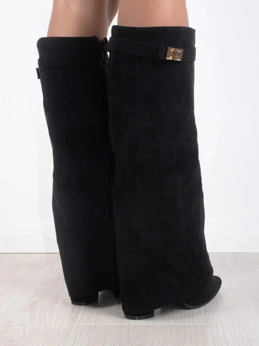Bottes en suède noir pour femme, avec détails métalliques et design classique.