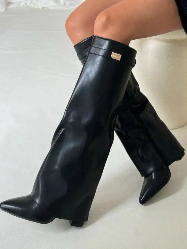 Bottes en suède beige avec détails métalliques et design moderne.