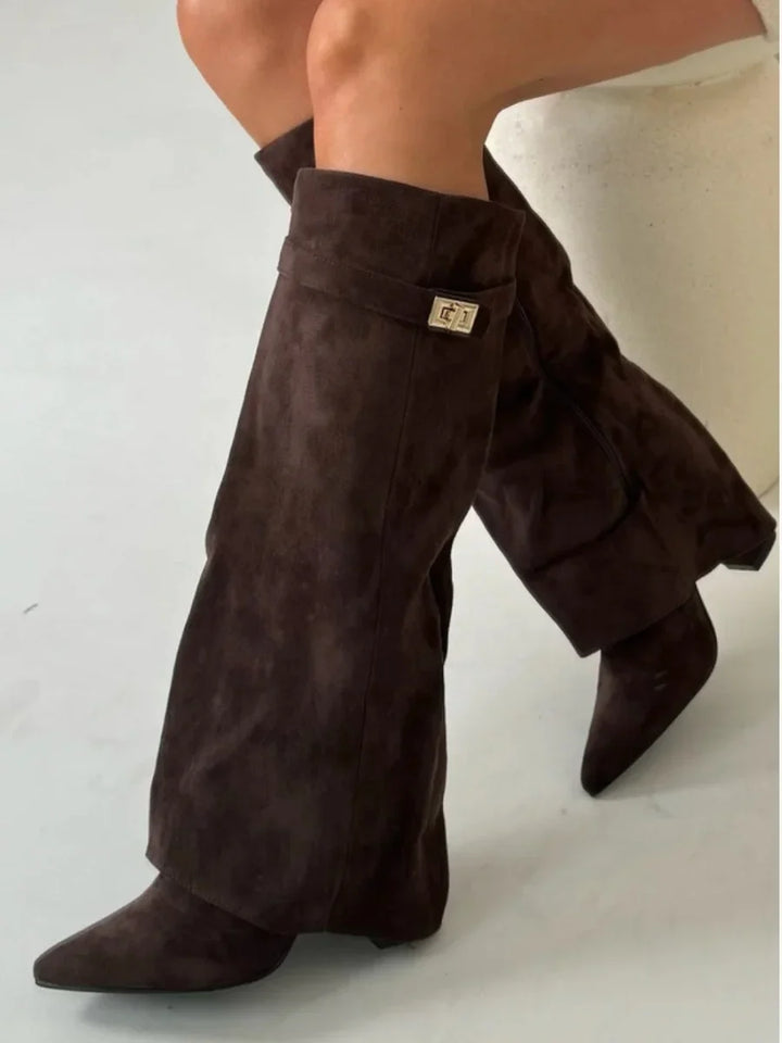 Bottes en suède beige avec détails métalliques et talon confortable.