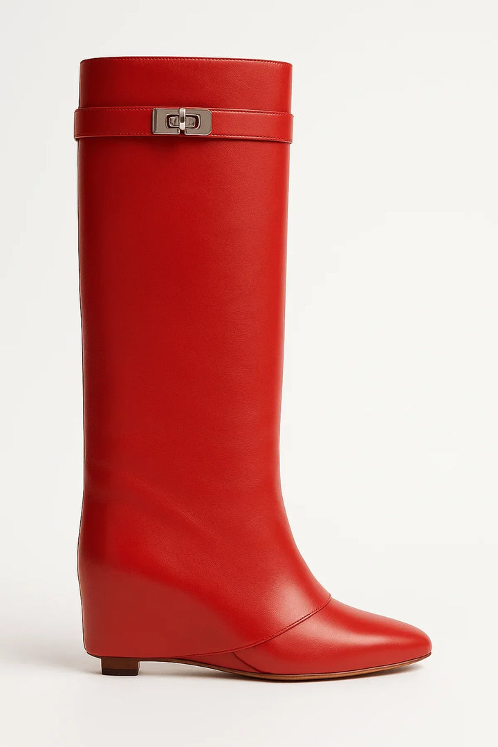Bottes hautes noires en simili cuir avec fermeture éclair décorative et design élégant.