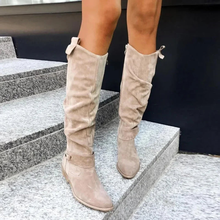 Bottes hautes en cuir souple beige, design simple, talon bas élégant, adaptées pour un usage quotidien.