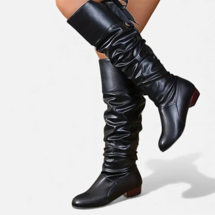 Bottes mi-hautes rouges pour femme avec nœud décoratif et talon bas, conçues pour un confort quotidien.