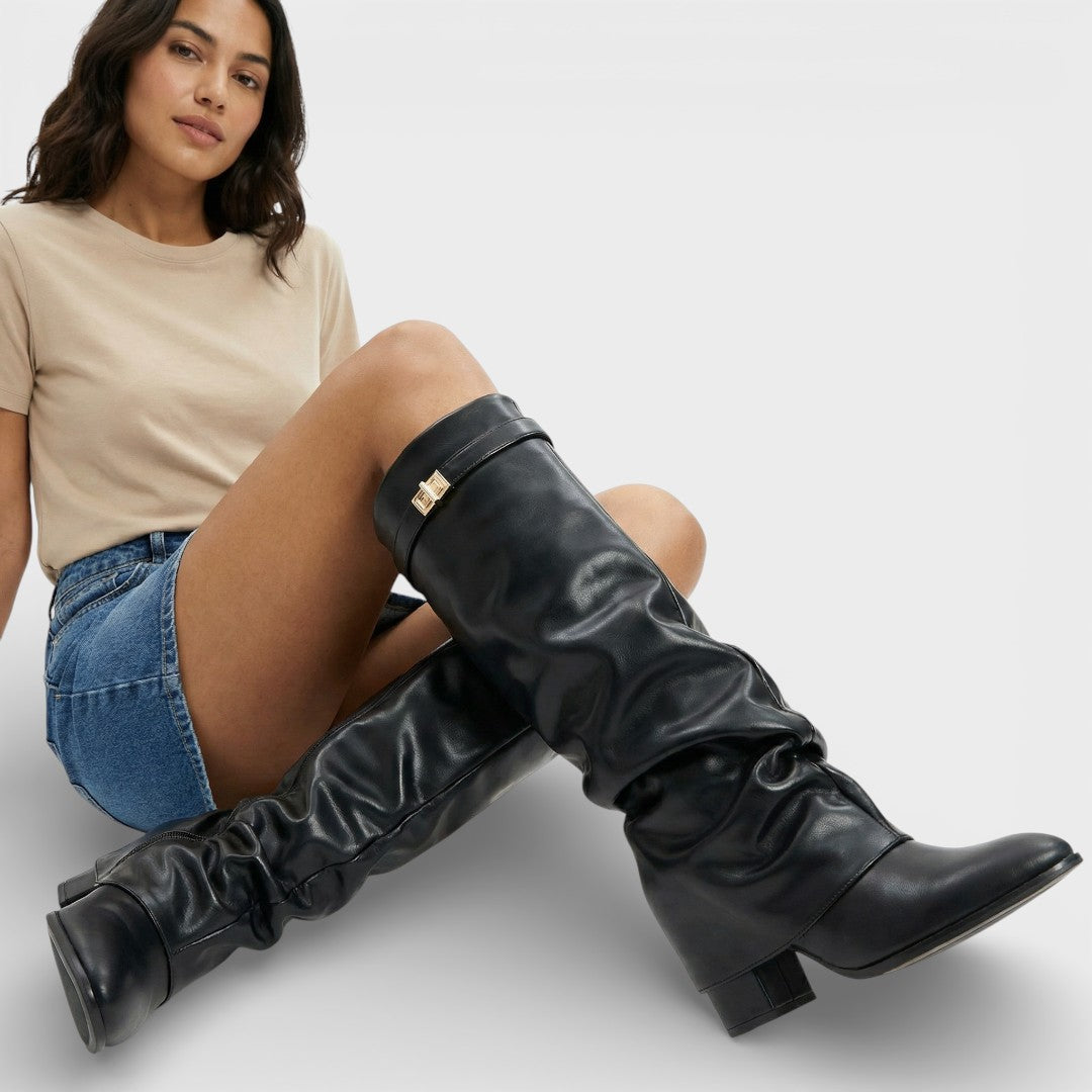 Bottes femme hautes, bout pointu, froncées, talon bas avec boucle.