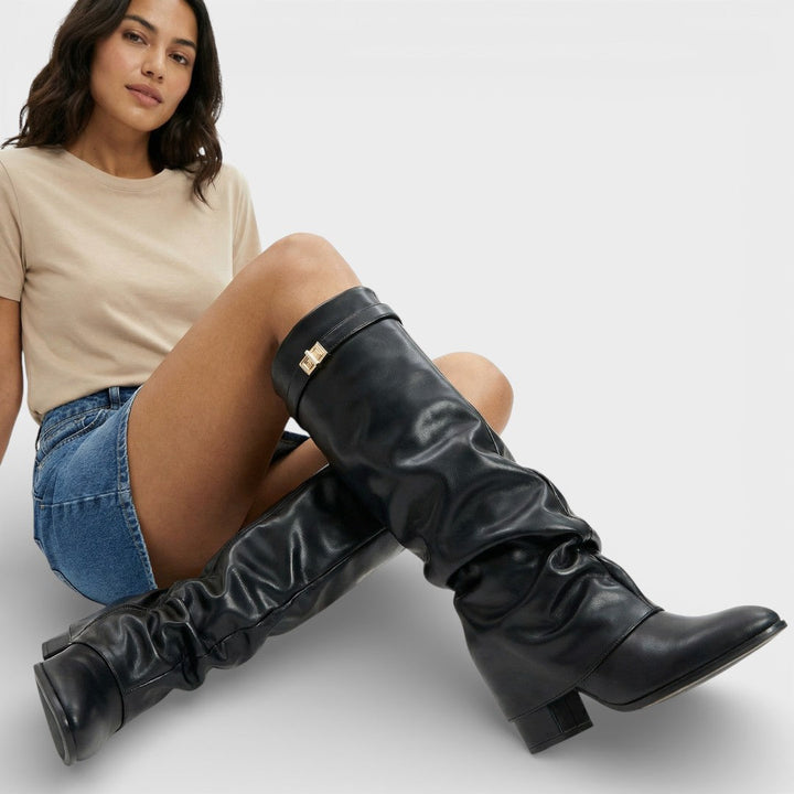 Bottes femme hautes, bout pointu, froncées, talon bas avec boucle.