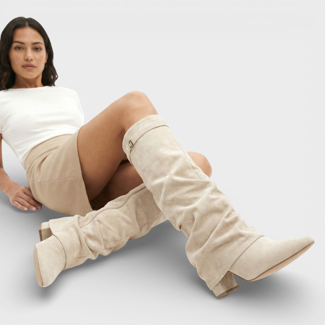 Bottes hautes femme, bout pointu, froncées, talon bas à boucle.
