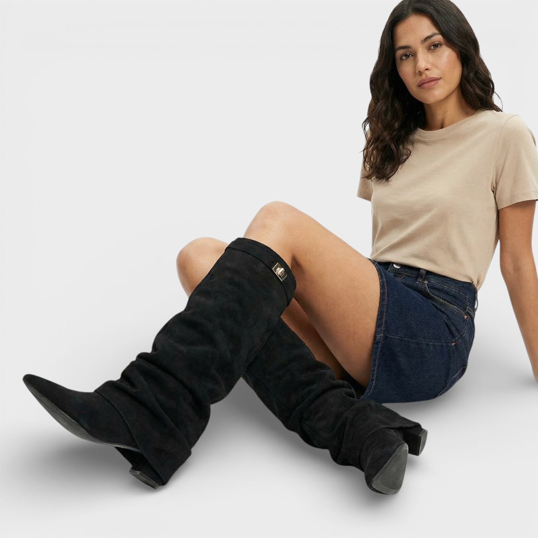 Bottes à tige haute, bout pointu, froncées, talon bas, boucle.