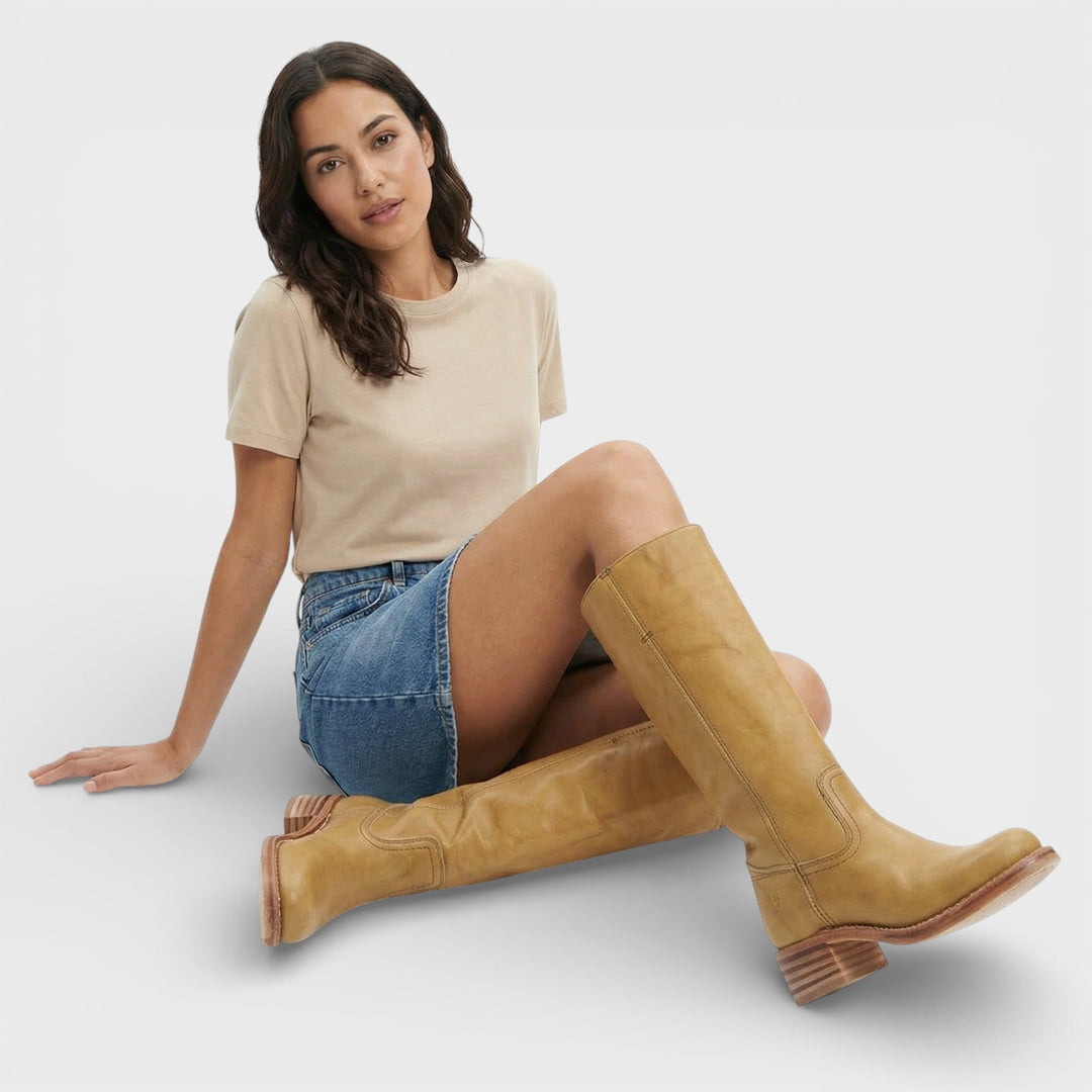 Bottes femme hautes à bout rond, talon bloc, sans fermeture.