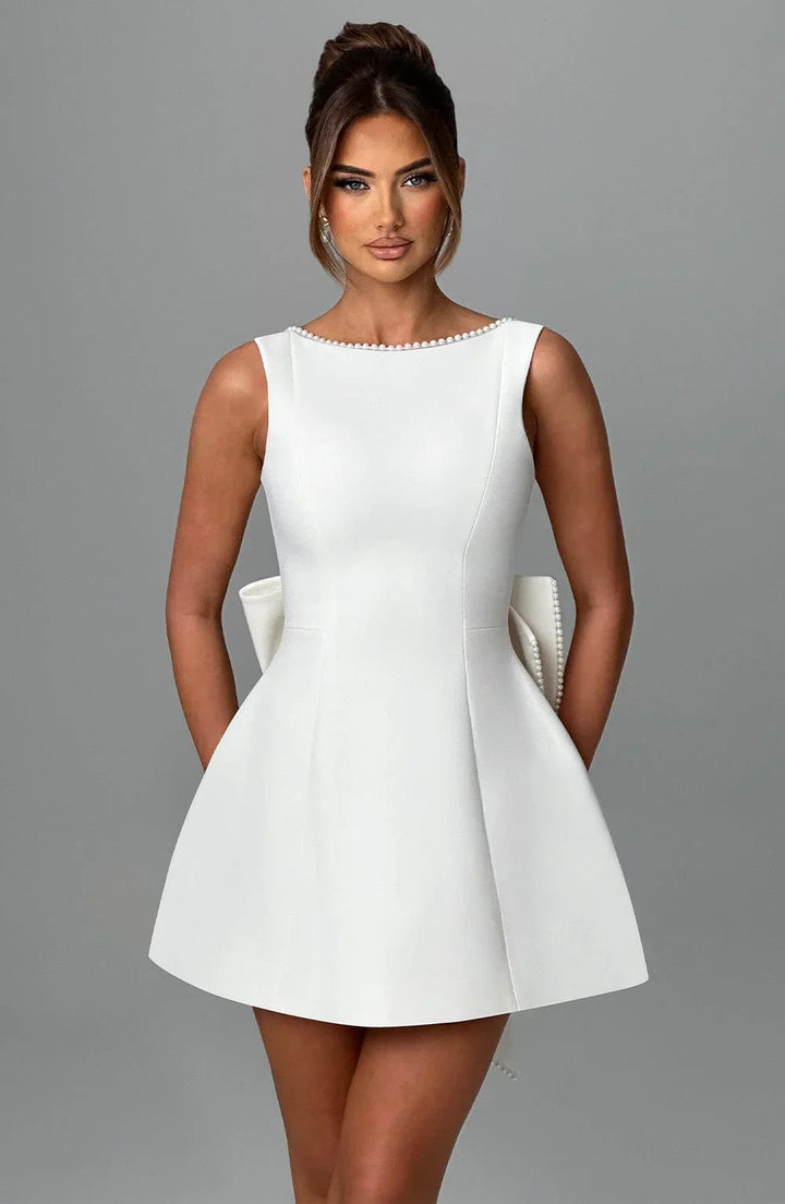 Robe courte femme en coton avec nœud décoratif au dos, style élégant et confortable, idéale pour diverses occasions.