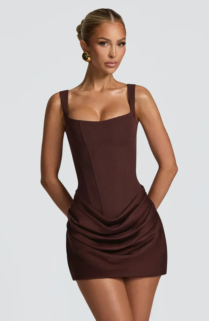 Robe courte marron pour femme avec design drapé et corset, en tissu doux pour un ajustement élégant.