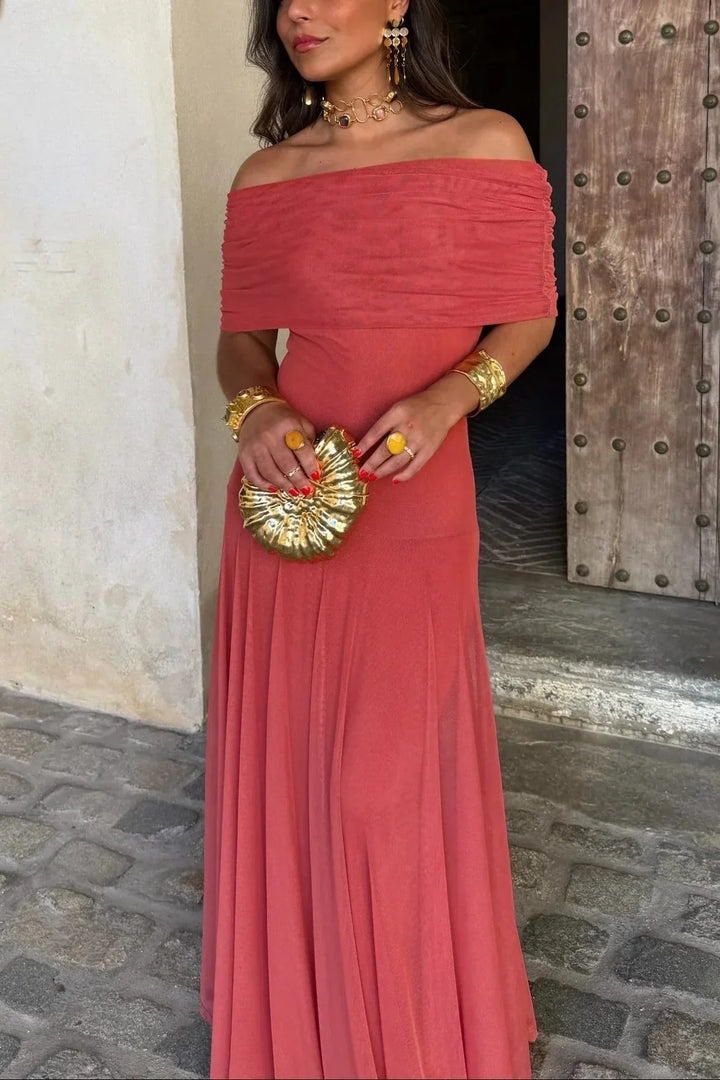 Robe d'été femme plissée rouge à une épaule en tissu léger, idéale pour les journées chaudes et les occasions décontractées.