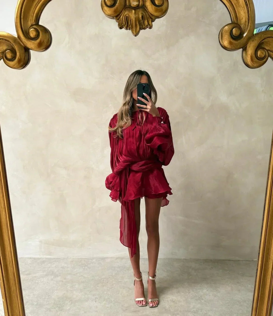 Robe été femme plissée rouge avec manches bouffantes, en tissu léger, parfaite pour les journées ensoleillées.