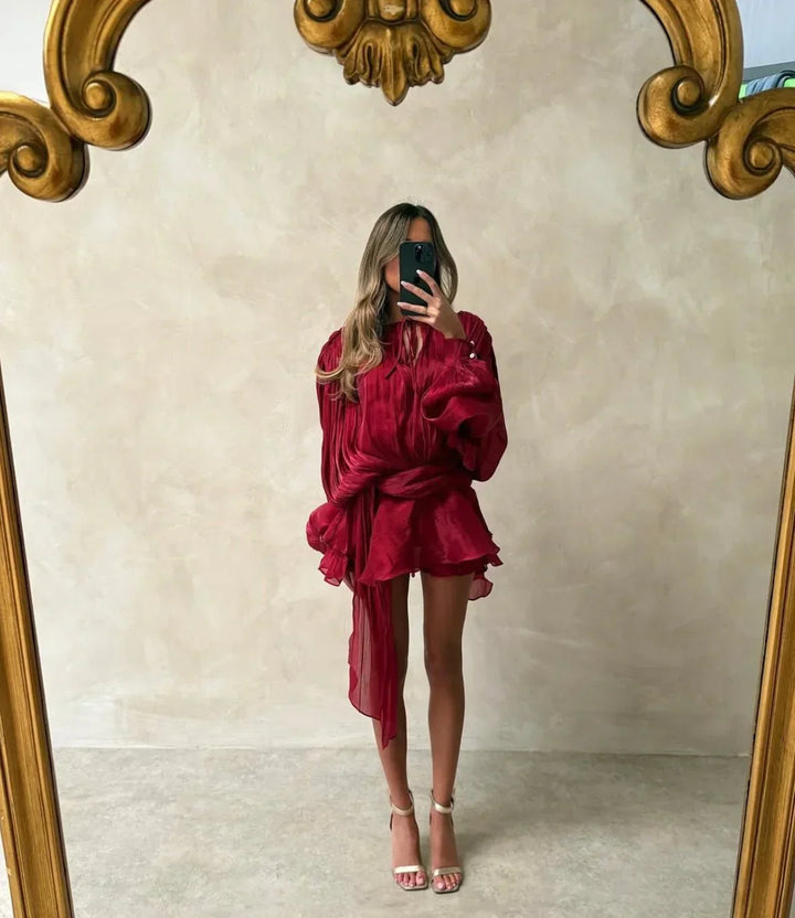 Robe été femme plissée rouge avec manches bouffantes, en tissu léger, parfaite pour les journées ensoleillées.