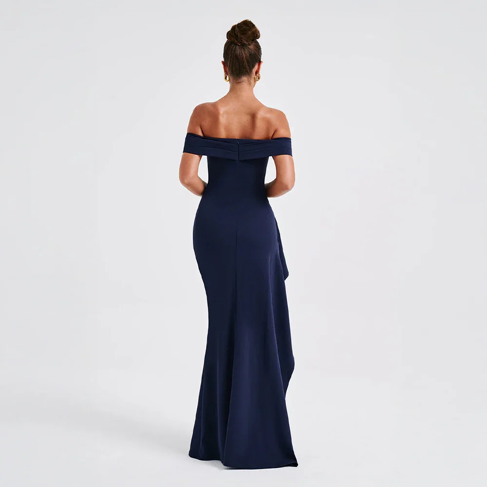 Robe longue en tissu léger, épaules dénudées, fente latérale, idéale pour les occasions estivales.