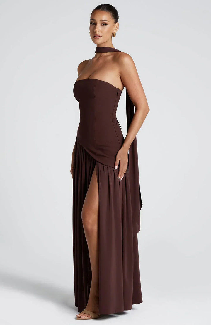 Robe longue femme en tissu léger, col ras-du-cou et fente latérale pour une allure décontractée et élégante.