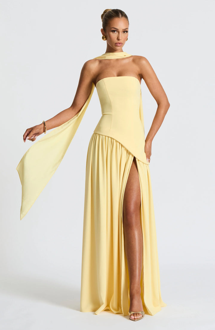 Robe longue femme en coton avec col ras-du-cou et fente élégante sur le côté pour un style décontracté.
