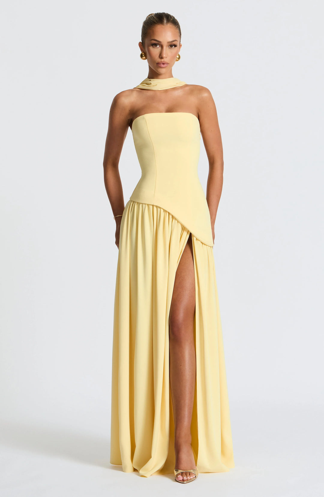 Robe longue femme à col ras-du-cou, en coton léger, avec fente élégante pour une silhouette aérienne et confortable.