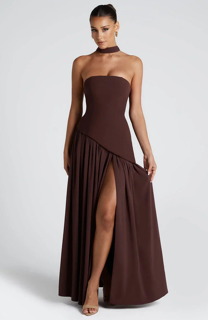 Robe longue femme en tissu léger, col ras-du-cou, avec fente sur le côté pour un style décontracté et intemporel.
