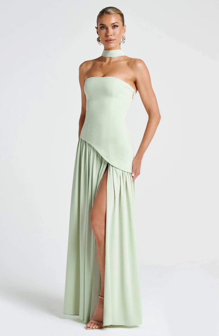 Robe longue en tissu léger avec col ras-du-cou et fente latérale pour un look élégant et décontracté.