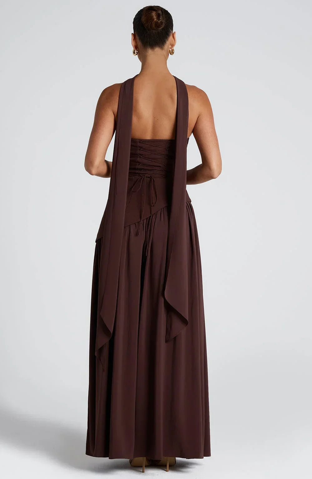 Robe longue femme en coton léger, col ras-du-cou, avec une fente élégante sur le côté pour plus de liberté de mouvement.