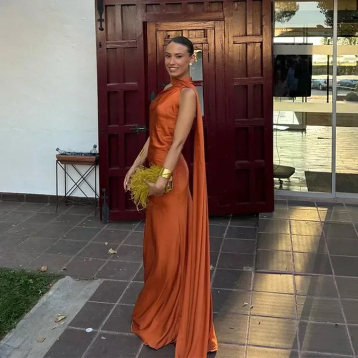 Robe longue orange femme, drapée avec bretelle unique, en tissu léger et fluide, idéale pour les occasions estivales.