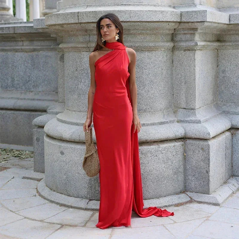 Robe longue femme drapée avec une bretelle unique en rouge, fabriquée en tissu léger et fluide.