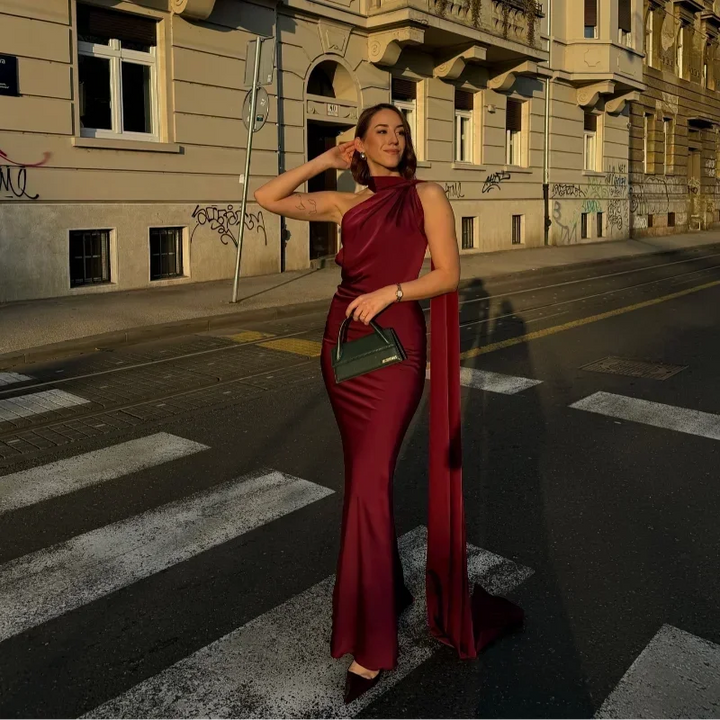 Robe longue femme drapée, bretelle unique, en tissu léger rouge vin, parfaite pour une silhouette élégante et fluide.