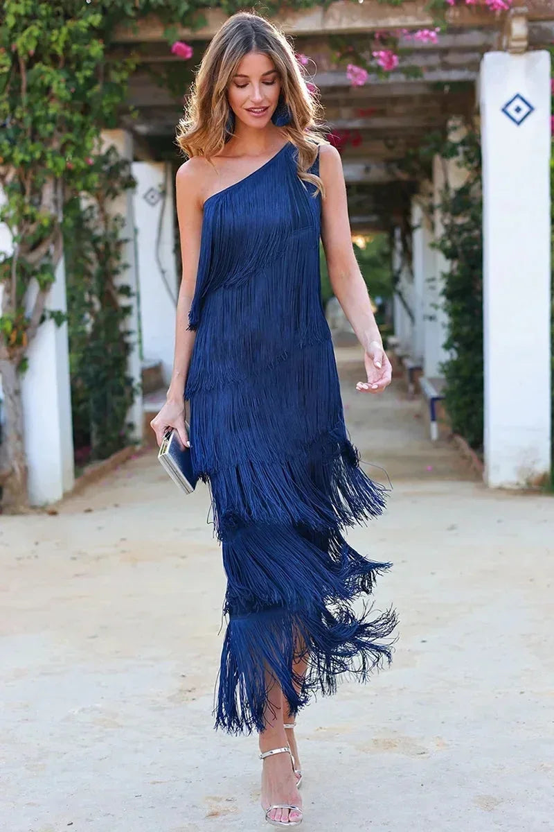 Robe longue bleue pour femme avec franges, encolure asymétrique et tissu léger, idéale pour les occasions estivales.