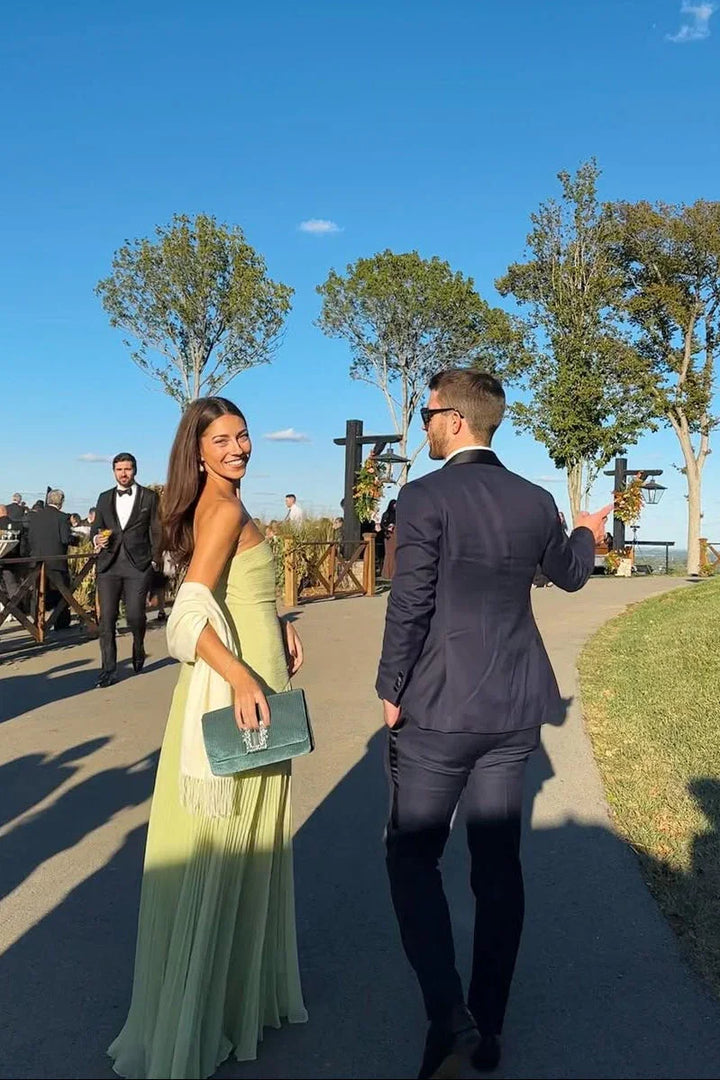 Robe longue femme verte plissée en polyester, avec des manches courtes et une taille élastique pour un confort optimal.