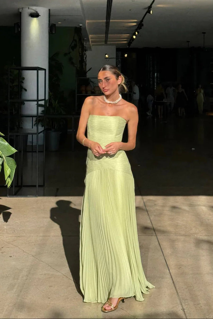 Robe longue femme verte plissée en polyester léger, avec des manches courtes et une taille ajustée pour un look fluide.