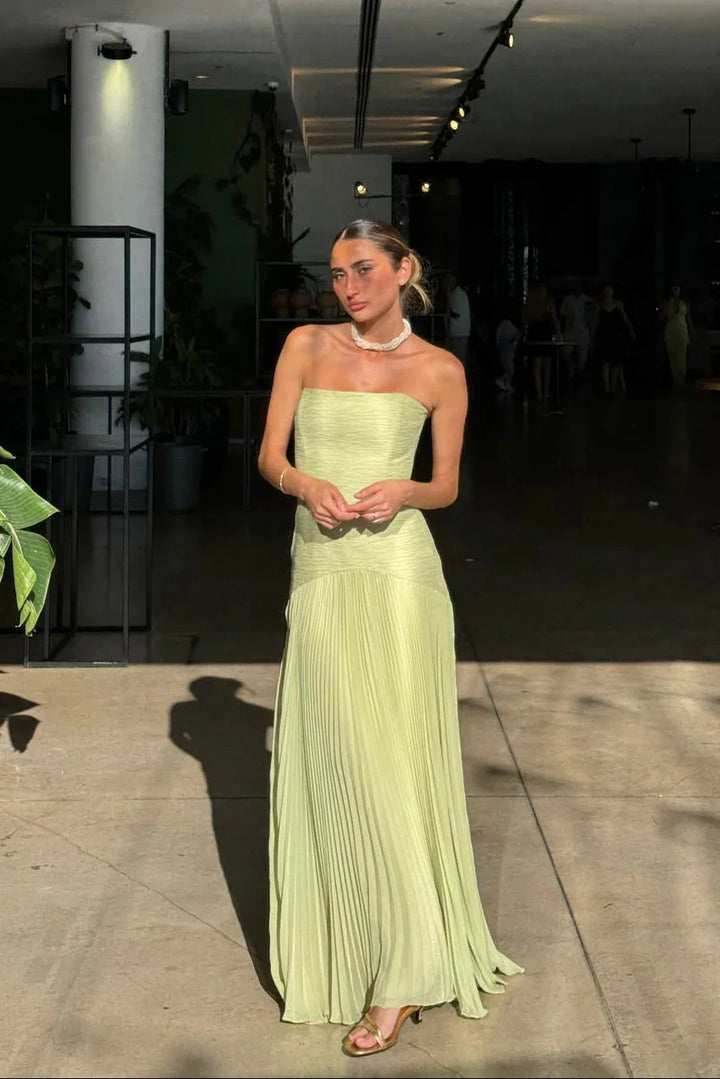 Robe longue femme verte plissée en polyester léger, avec des manches courtes et une taille ajustée pour un look fluide.