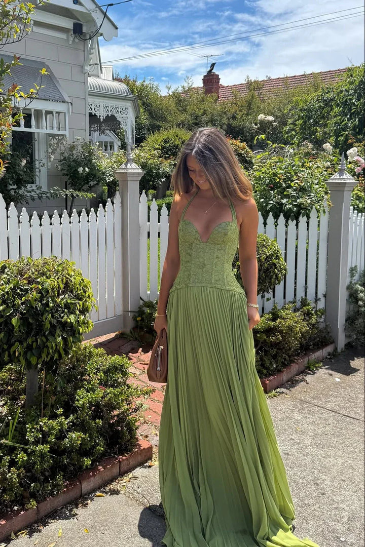 Robe longue femme verte plissée avec corset ajusté, en tissu léger, idéale pour les occasions formelles et estivales.