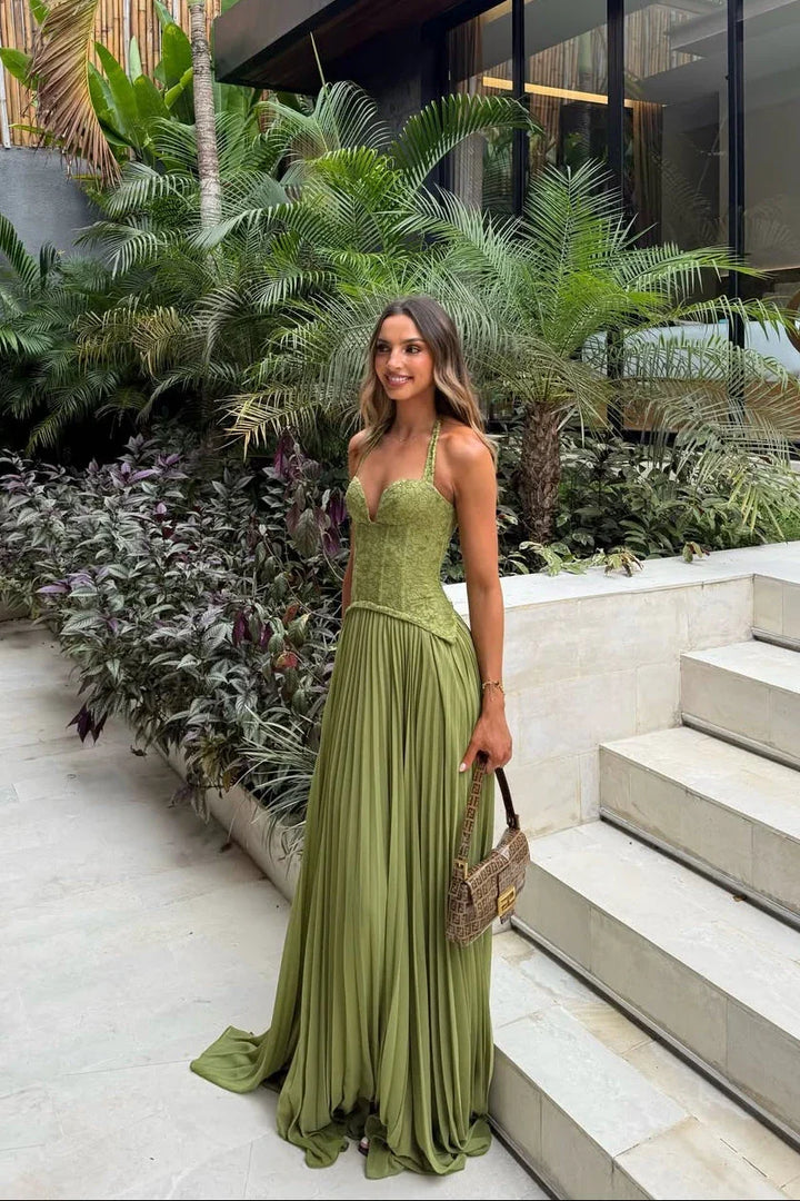 Robe longue verte en maille plissée avec corset ajusté et bretelles fines, parfaite pour les occasions estivales.