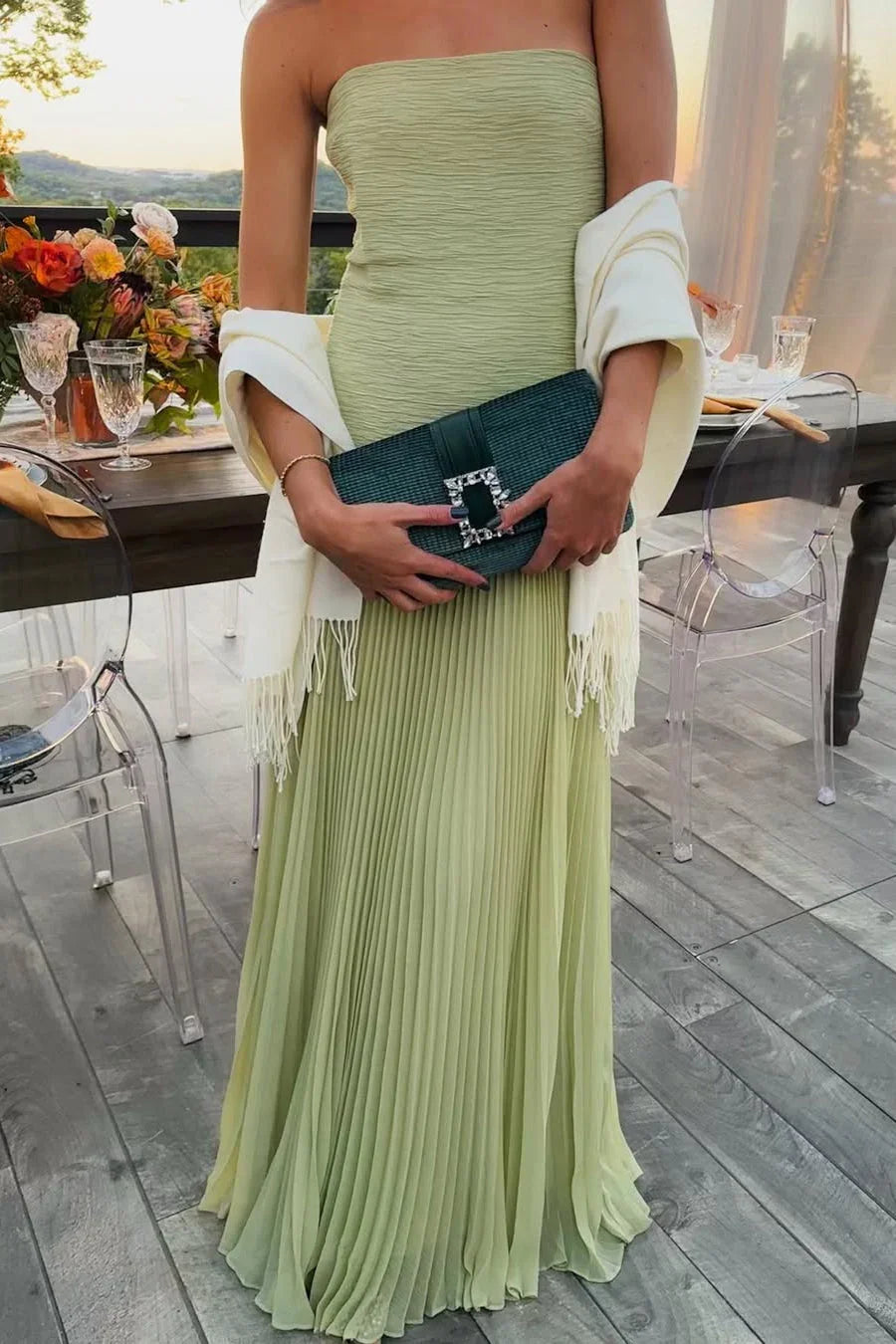 Robe longue femme verte plissée en polyester, avec un décolleté profond et des manches courtes, idéale pour les soirées…