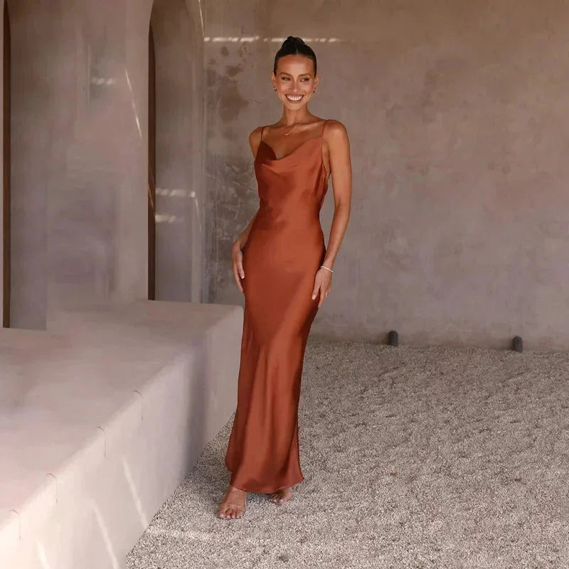 Robe longue sans manches en satin, col bénitier, disponible en plusieurs couleurs, idéale pour les occasions estivales.