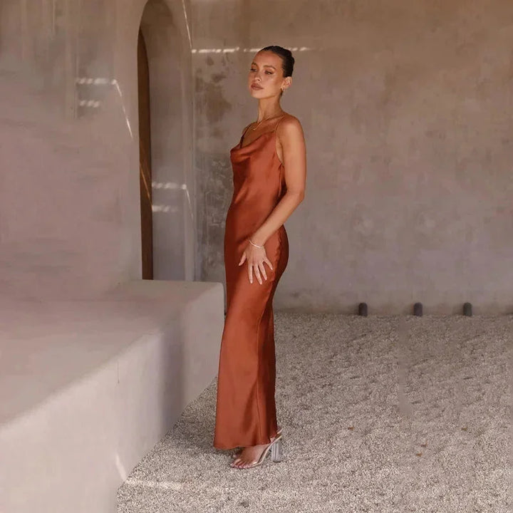 Robe longue sans manches en satin avec col bénitier, disponible en plusieurs couleurs, idéale pour les occasions spéciales.