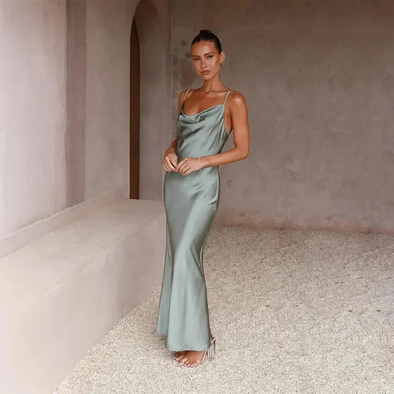 Robe longue sans manches en satin, col bénitier, disponible en plusieurs couleurs, élégante et fluide.