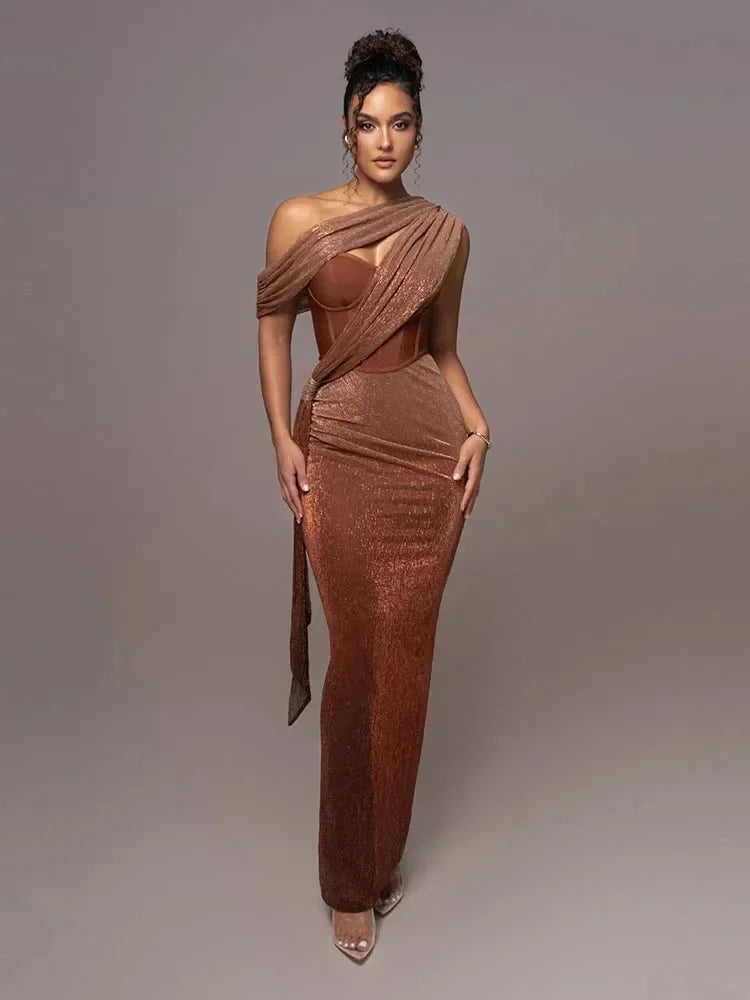 Robe longue asymétrique à paillettes, bretelle unique, en tissu léger, idéale pour les soirées élégantes.