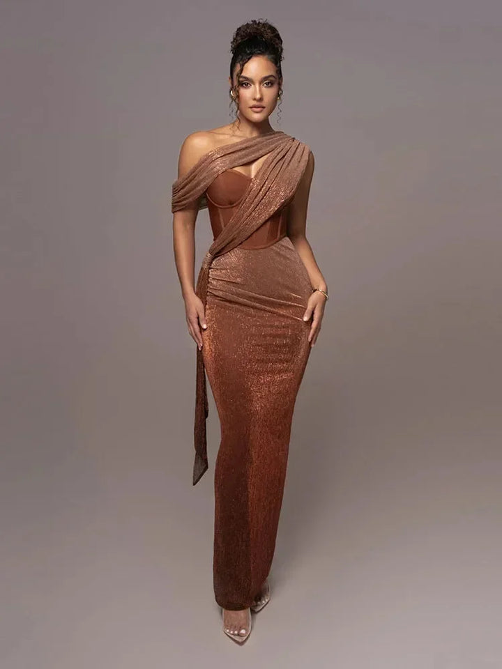 Robe longue asymétrique à paillettes, bretelle unique, en tissu léger, idéale pour les soirées élégantes.