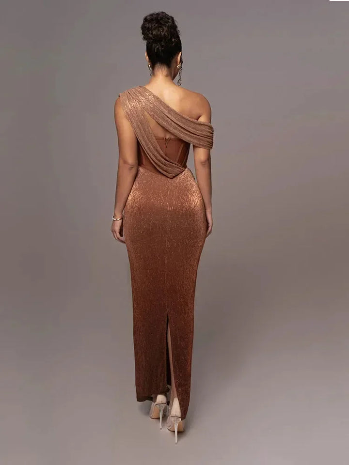 Robe longue asymétrique en tissu pailleté, dotée d'une bretelle, parfaite pour les soirées élégantes.