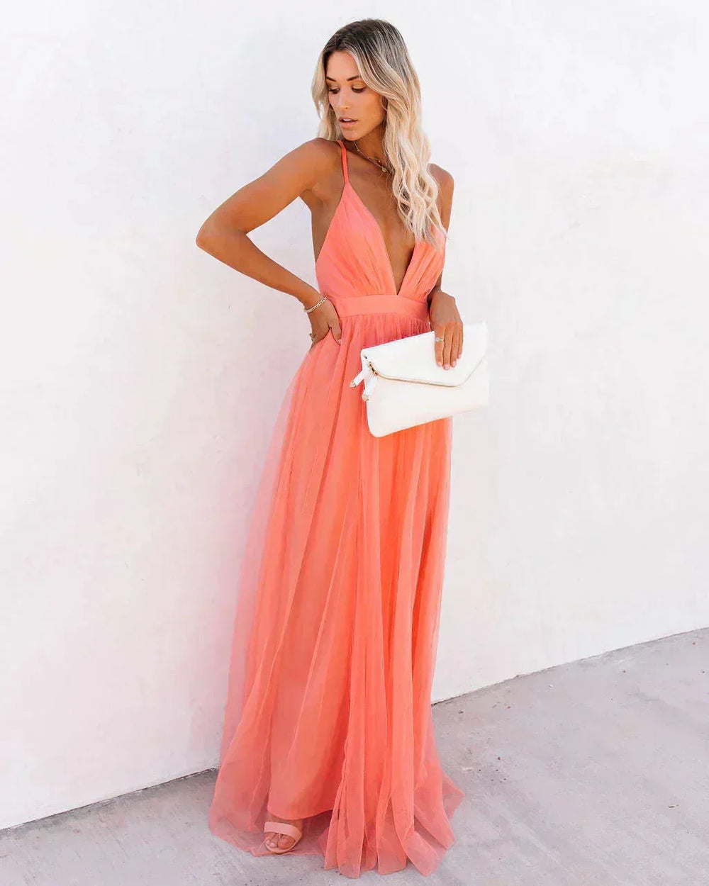Robe longue orange fluide dos nu avec bretelles fines, idéale pour les soirées d'été. Matière légère pour un confort optimal.