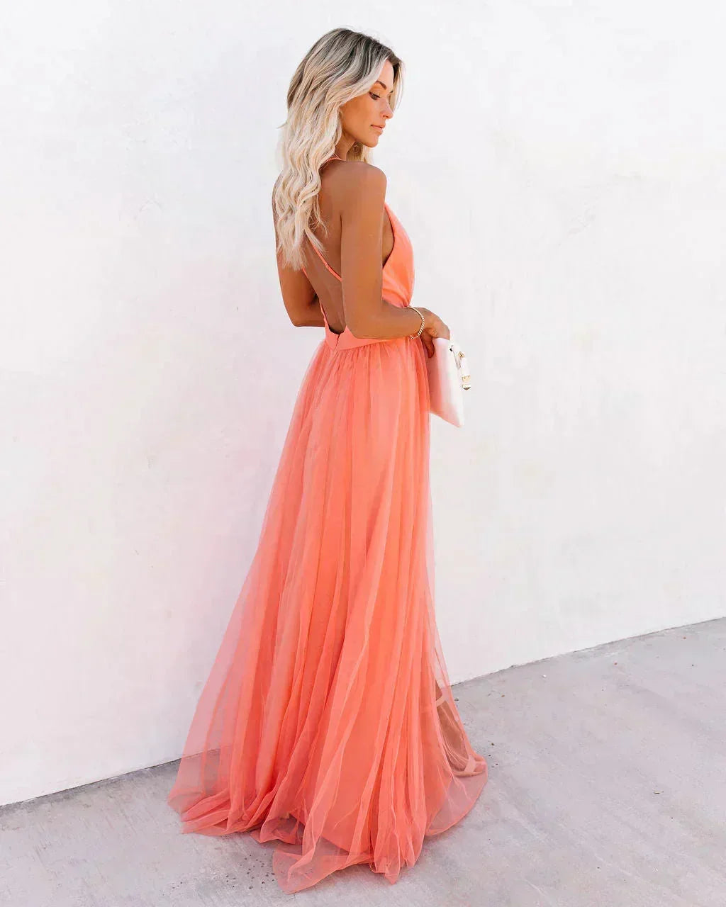 Robe longue fluide orange, dos nu avec bretelles fines, parfaite pour les soirées d'été. Matière légère et agréable.