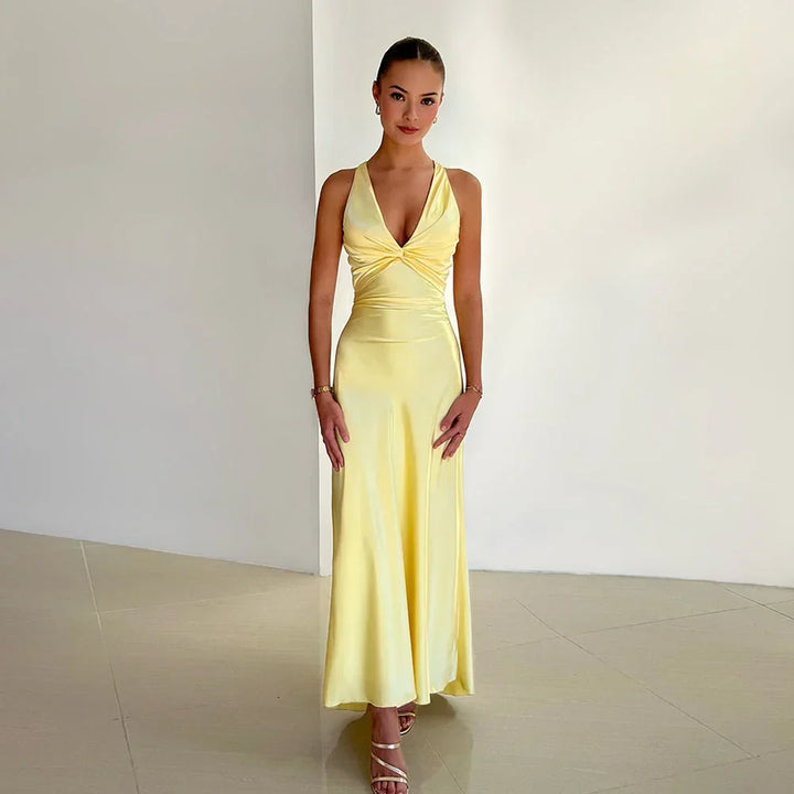 Robe maxi femme en tissu léger, avec décolleté croisé et dos nu, idéale pour les occasions estivales.